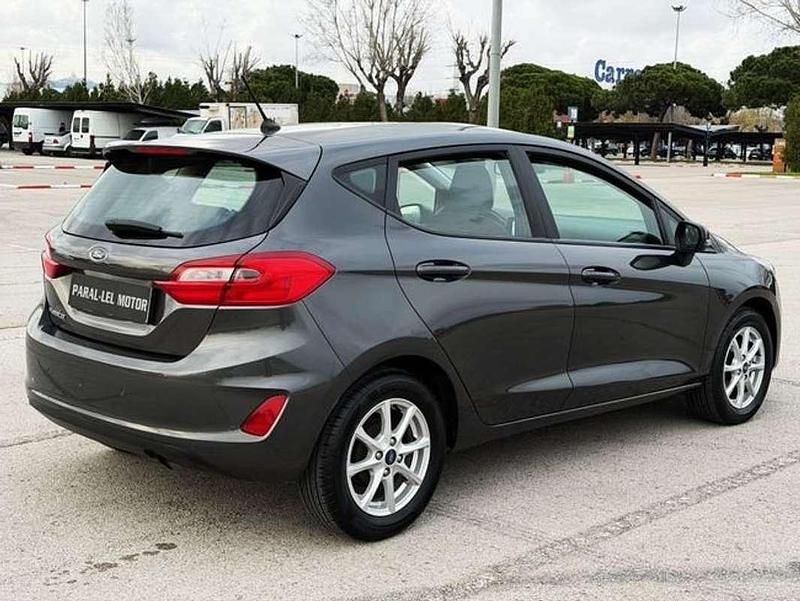 Usado Ford Fiesta 86 CV (63 kW) 2018 Gris Utilitario