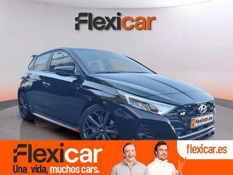 Negro Usado 2022 Hyundai i20 Utilitario | 23.490 € (Precio justo) - Imagen 1/4