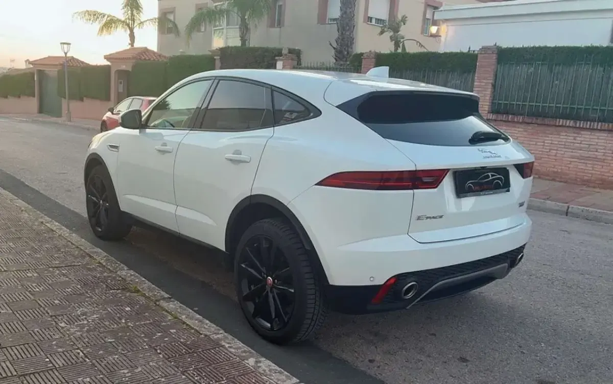 Usado Jaguar E-Pace R-Dynamic 200 CV (147 kW) 2020 Blanco SUV