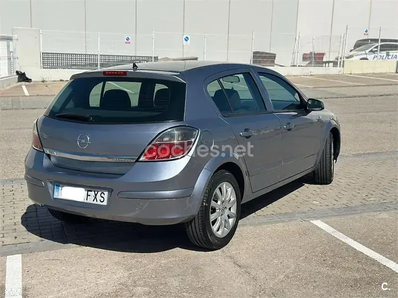 Usado Opel Astra Sport 115 CV (84 kW) 2007 Gris / plata Berlina