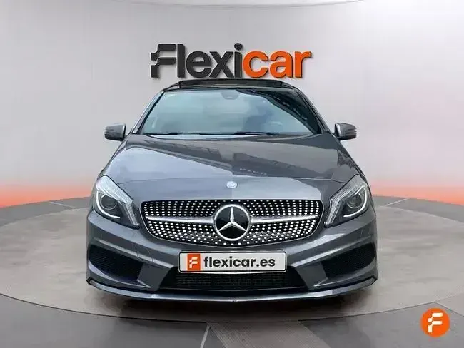 Usado Mercedes A180 AMG line 109 CV (80 kW) 2015 Gris Utilitario