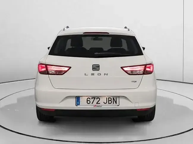 Usado Seat Leon Style 105 CV (77 kW) 2014 Blanco Familiar