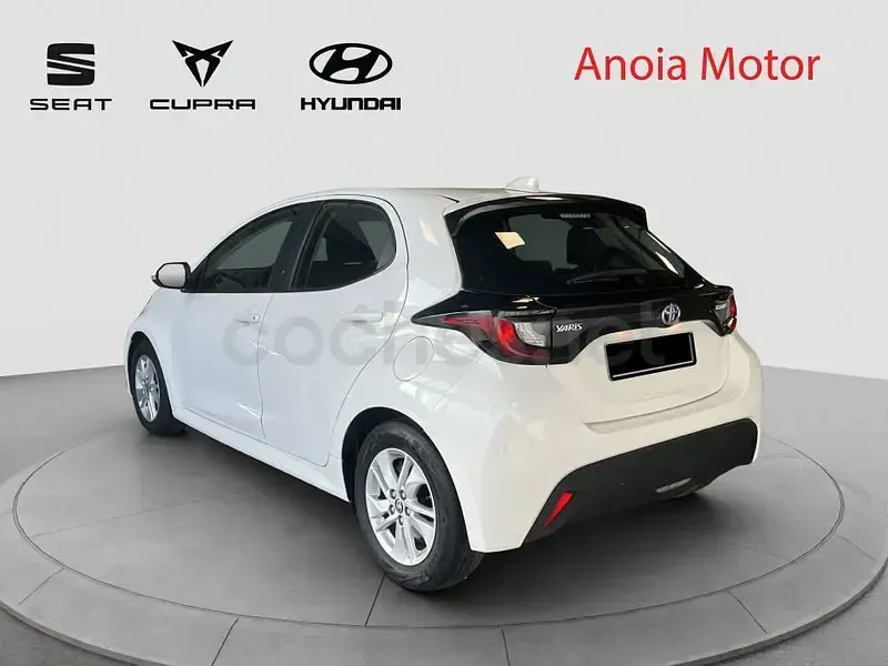 Usado Toyota Yaris Hybrid Active 116 CV (85 kW) 2022 Blanco Berlina