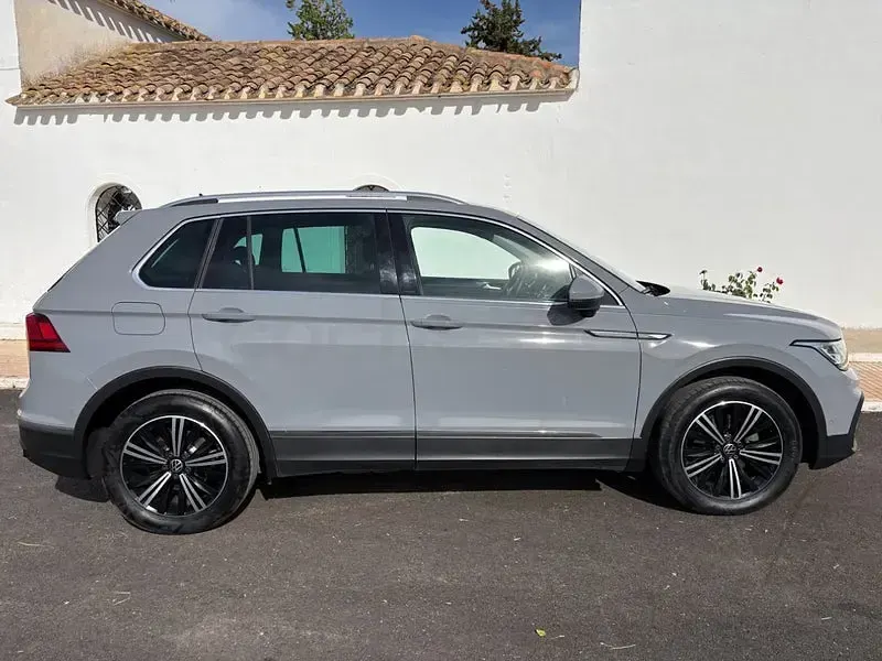 Usado VW Tiguan Life 150 CV (110 kW) 2021 Gris / plata SUV