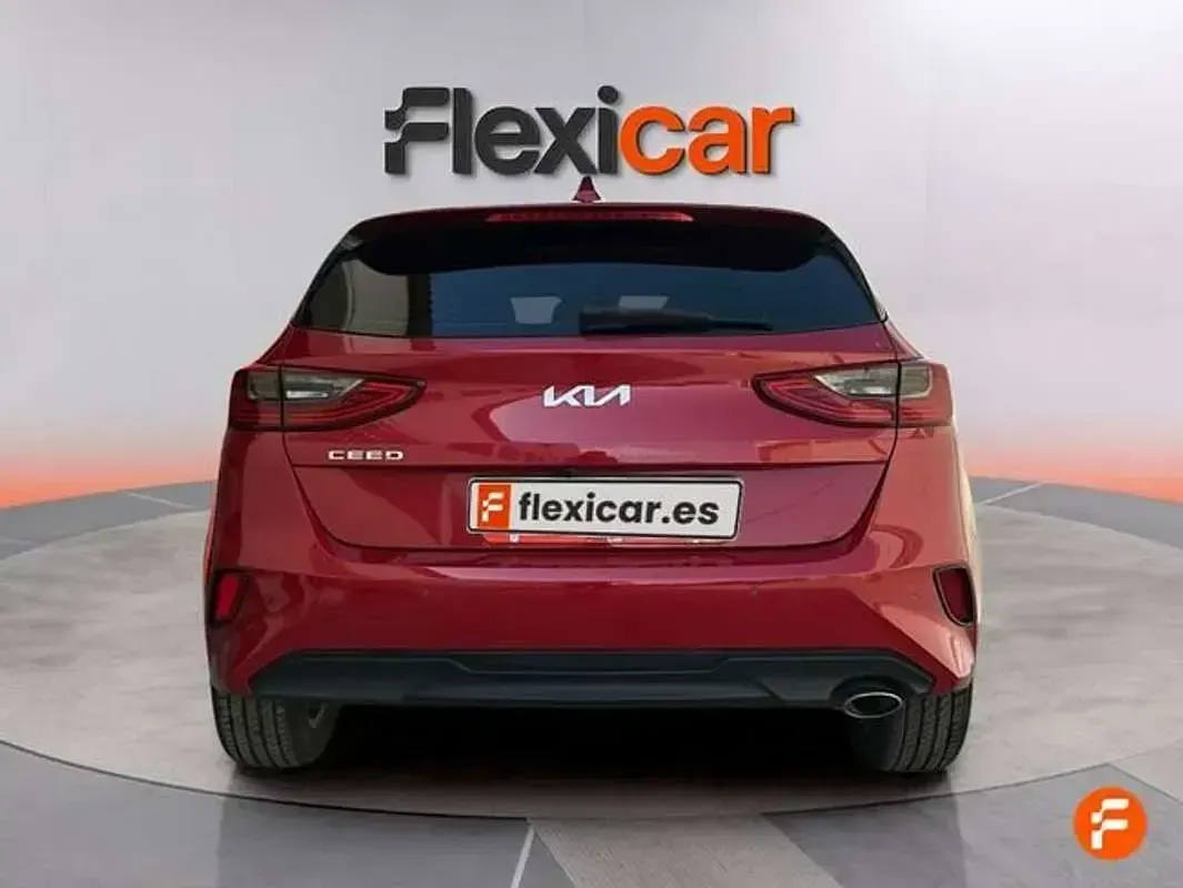 Usado Kia Ceed GT GT-Line 120 CV (88 kW) 2024 Rojo Familiar