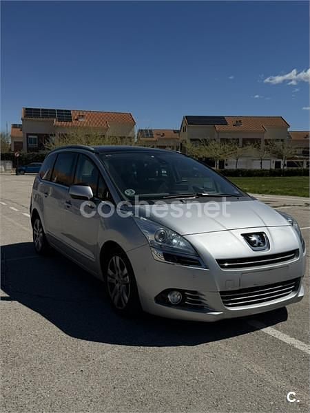 Usado Peugeot 5008 112 CV (82 kW) 2012 Gris / plata Monovolumen