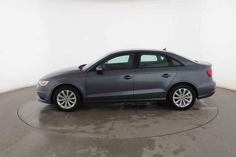 Usado Audi A3 Attraction 105 HP (77 kW) 2014 Cinzento Sedan