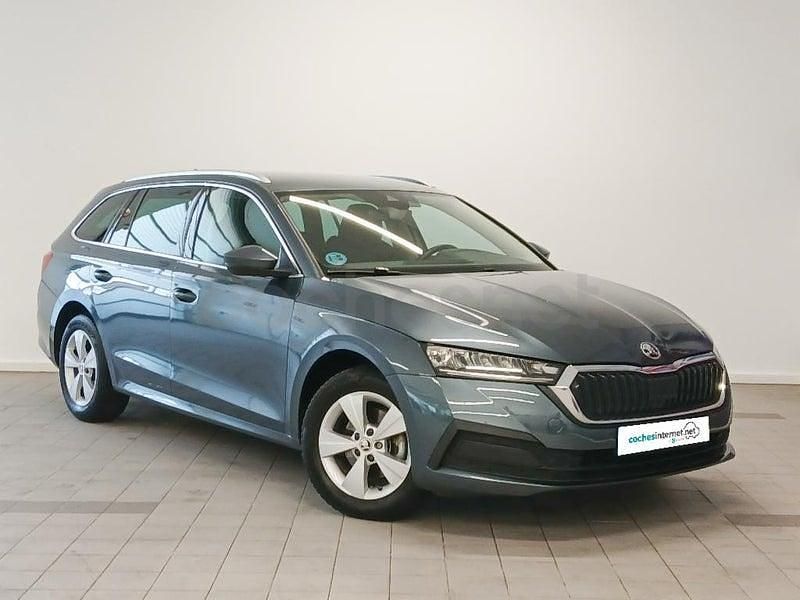 Gris / plata Usado 2022 Skoda Octavia Ambition Familiar | 21.600 € (Un poco caro) - Imagen 1/4