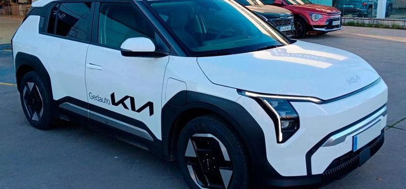 Blanco Nuevo 2024 Kia EV3 SUV | 34.050 € (Precio justo) - Imagen 1/4