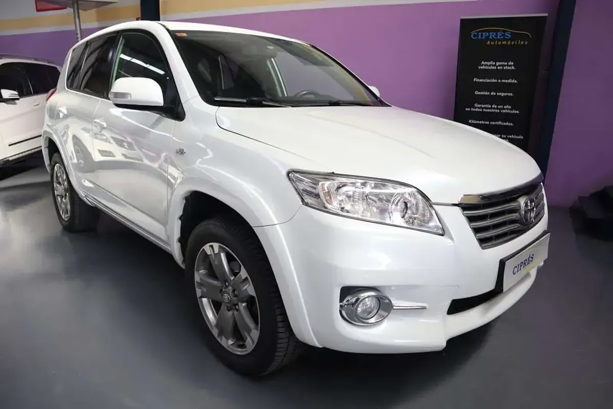 Käytetty Toyota RAV4 Executive 150 HP (110 kW) 2011 Valkoinen Katumaasturi