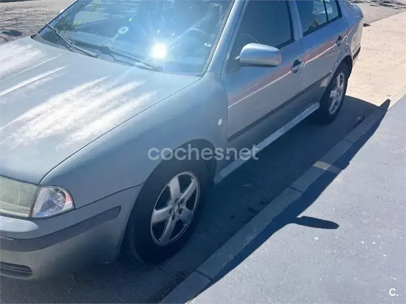 Usado Skoda Octavia Tour 90 CV (66 kW) 2005 Gris / plata Berlina