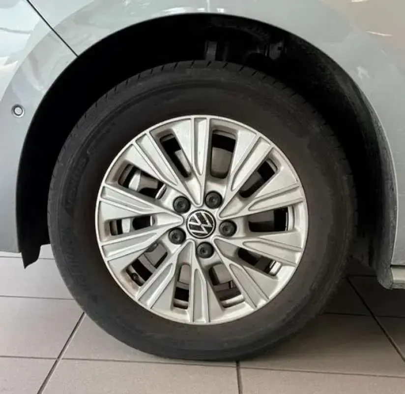 Usado VW Multivan 245 CV (180 kW) 2025 Plateado Monovolumen