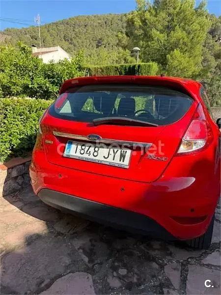 Usado Ford Fiesta Trend 100 CV (73 kW) 2017 Rojo Utilitario