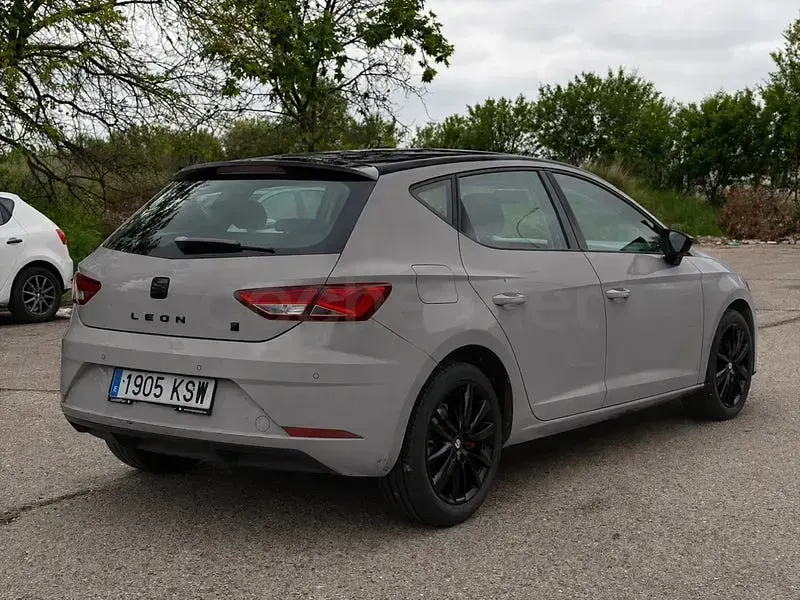 Usado Seat Leon Reference 115 CV (84 kW) 2019 Gris / plata Berlina
