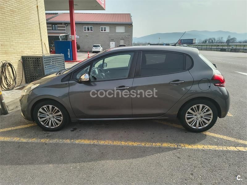 Usado Peugeot 208 Signature Sky 99 CV (72 kW) 2019 Gris / plata Utilitario