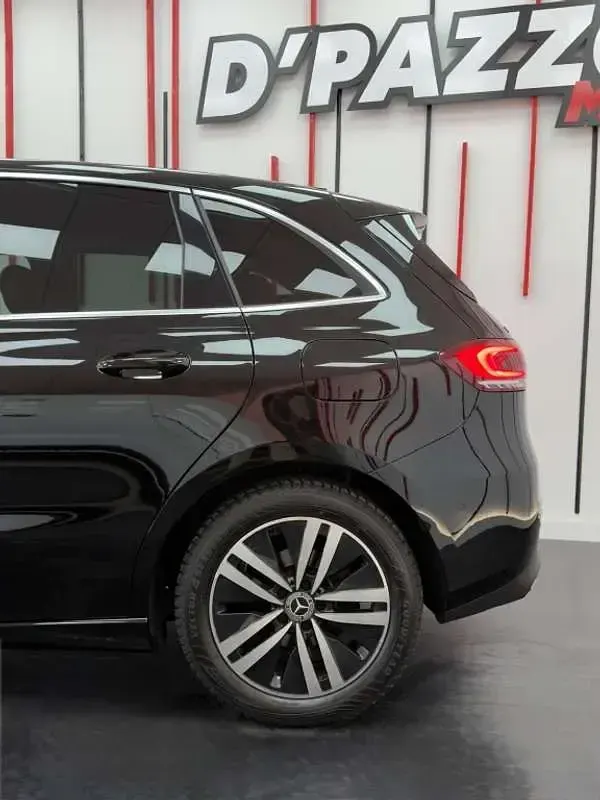 Usado Mercedes B180 116 CV (85 kW) 2019 Negro Utilitario