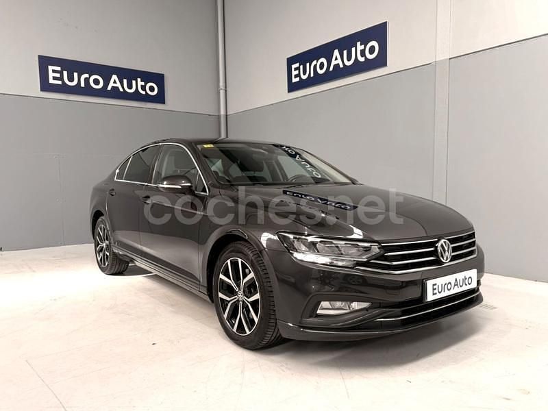 Gris / plata Usado 2021 VW Passat Executive Berlina | 18.500 € (Precio justo) - Imagen 1/4