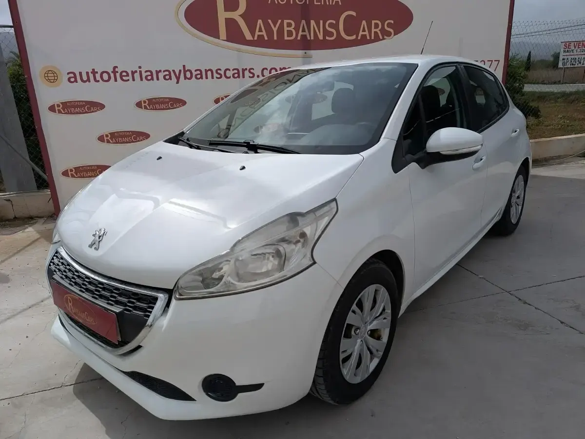 Usado Peugeot 208 Active 68 CV (50 kW) 2013 Blanco Utilitario