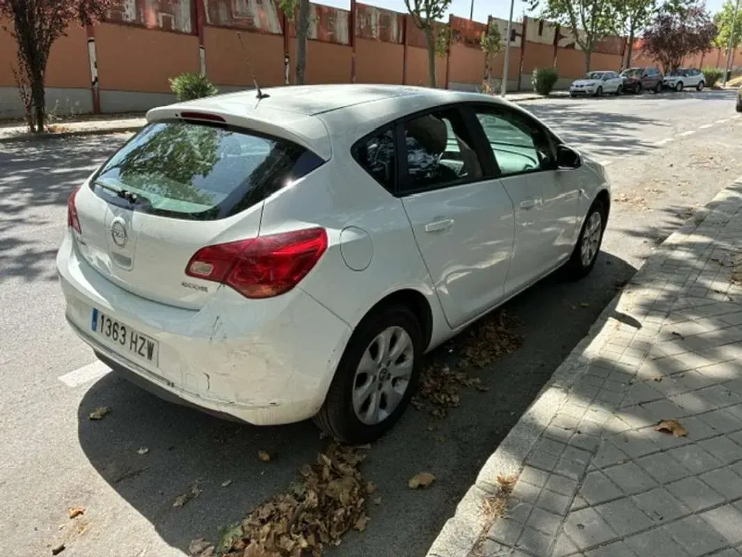 Usado Opel Astra Excellence 110 CV (80 kW) 2014 Blanco Utilitario