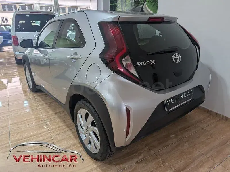 Usado Toyota Aygo X 72 CV (52 kW) 2023 Gris / plata SUV