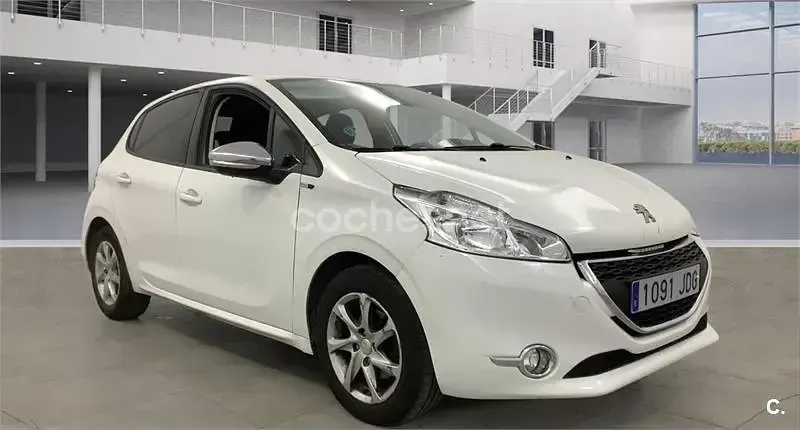 Usado Peugeot 208 Allure 82 CV (60 kW) 2015 Blanco Utilitario