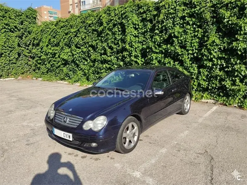 Usado Mercedes C200 122 CV (89 kW) 2006 Azul Berlina