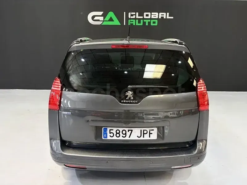 Usado Peugeot 5008 Allure 150 CV (110 kW) 2016 Gris / plata Monovolumen