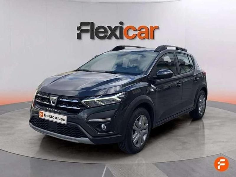 Usado Dacia Sandero Comfort 101 CV (74 kW) 2022 Gris Utilitario