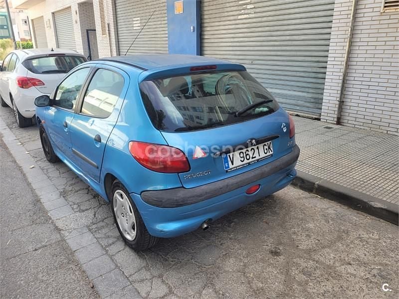 Usado Peugeot 206 70 CV (51 kW) 1999 Azul Utilitario