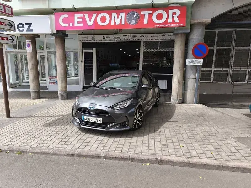 Usado Toyota Yaris Hybrid Edition 116 CV (85 kW) 2021 Gris / plata Berlina