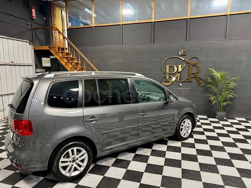 Usado VW Touran Advance 105 CV (77 kW) 2011 Gris / plata Monovolumen