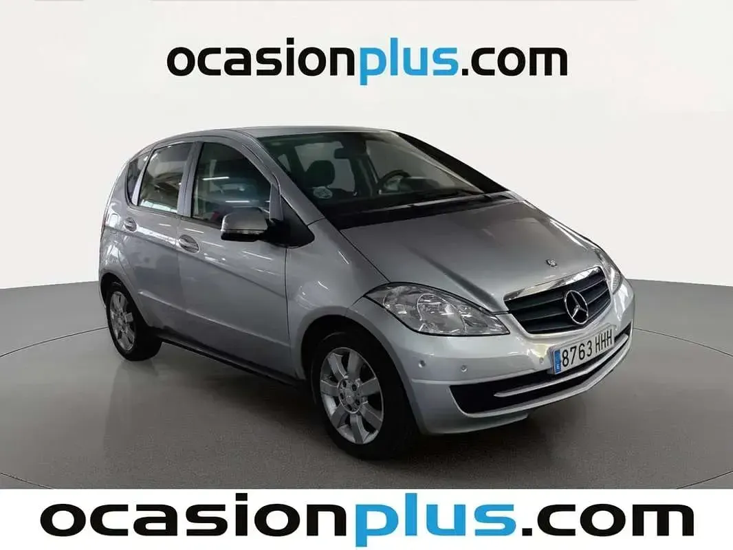 Usado Mercedes A180 109 CV (80 kW) 2011 Gris Utilitario