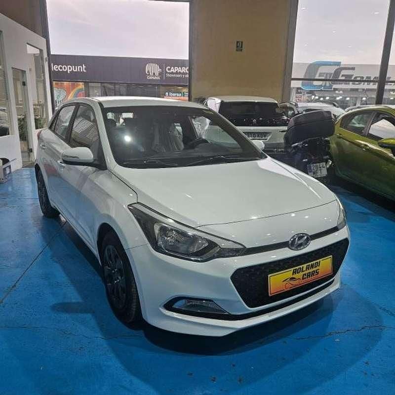 Usado Hyundai i20 Style 100 CV (73 kW) 2018 Blanco Berlina
