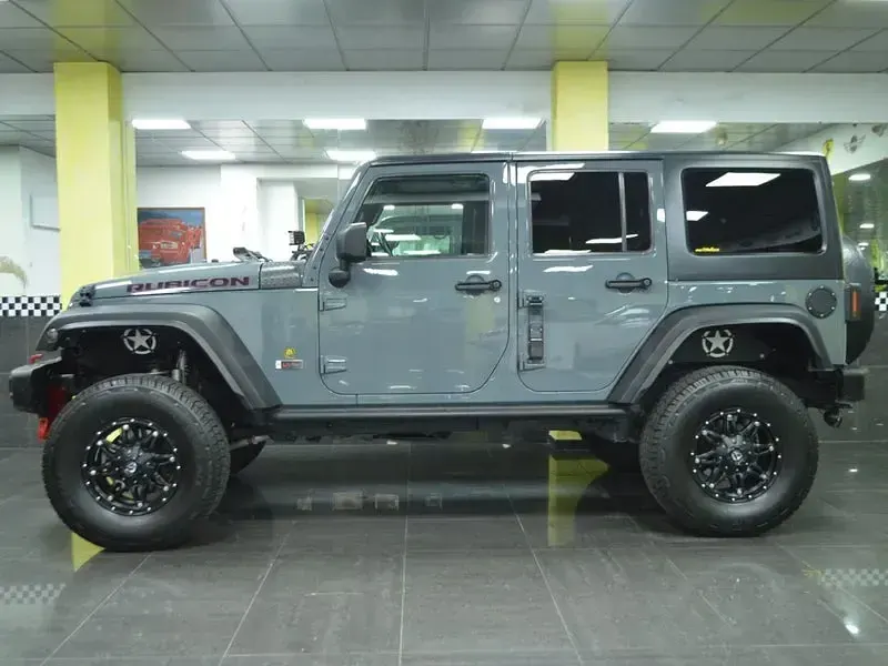 Usado Jeep Wrangler Unlimited Rubicon 200 CV (147 kW) 2013 Gris / plata SUV