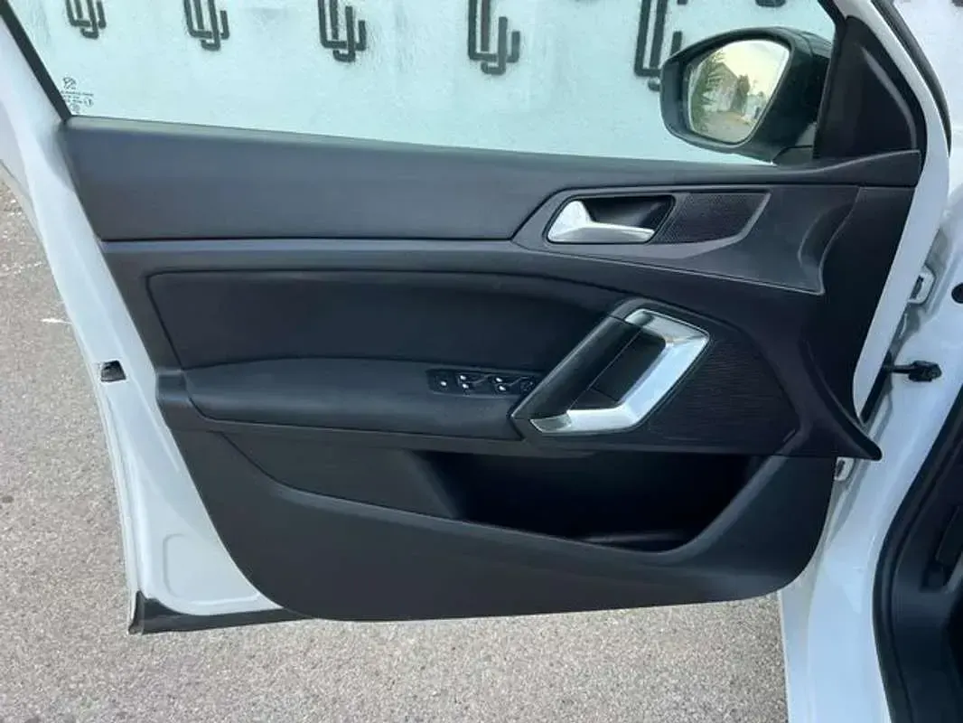 Używany Peugeot 308 SW Access 99 KM (72 kW) 2018 Biały Kombi