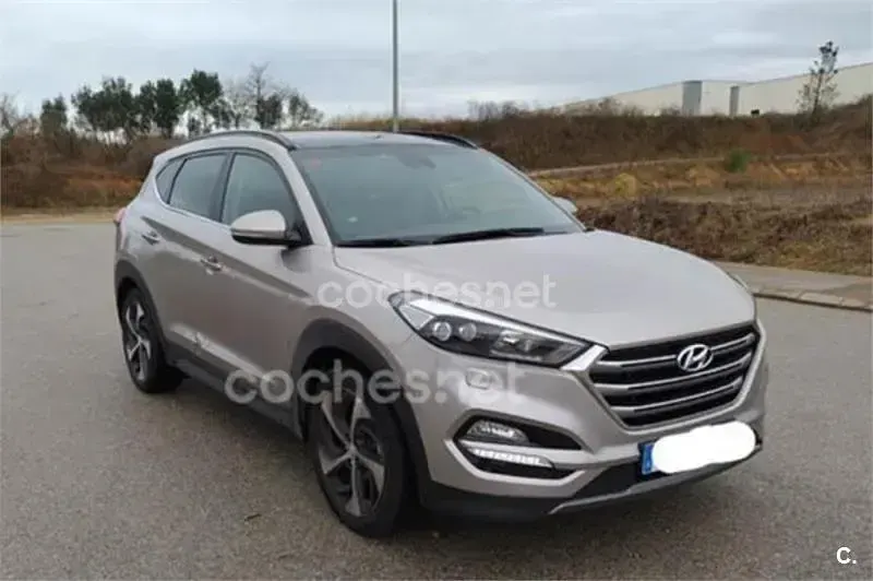 Usado Hyundai Tucson Style 176 CV (129 kW) 2016 Gris / plata SUV