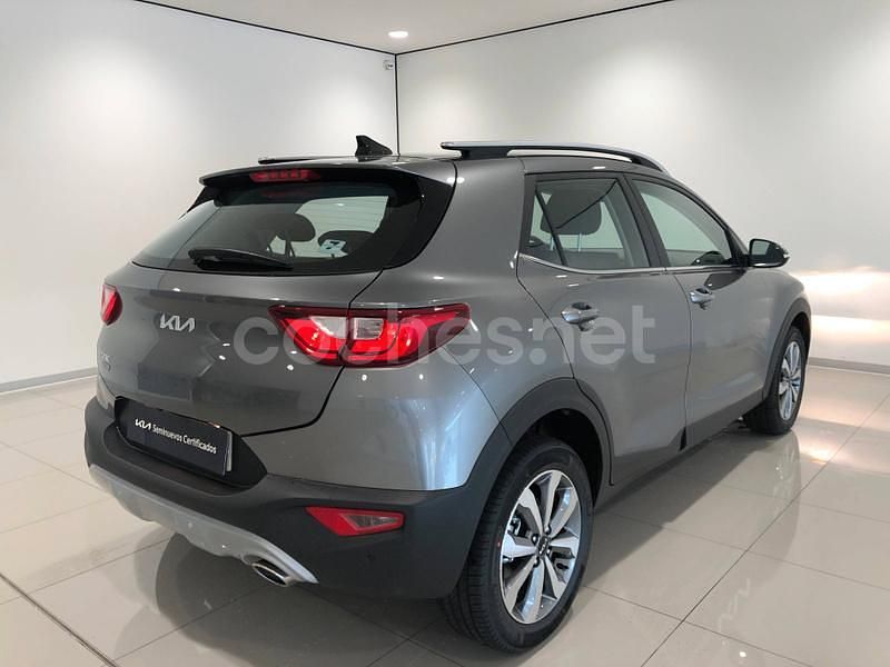 Usado Kia Stonic 100 CV (73 kW) 2025 Gris / plata SUV