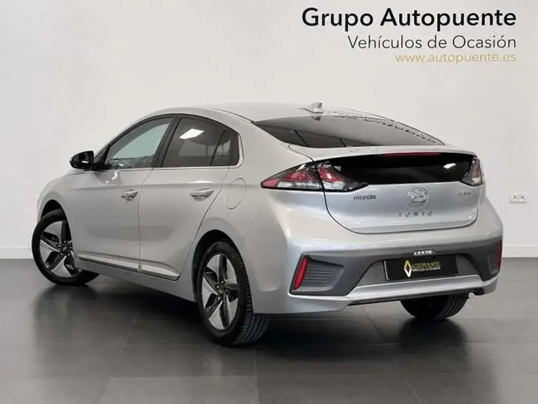 Usado Hyundai Ioniq 141 CV (103 kW) 2022 Plateado Utilitario