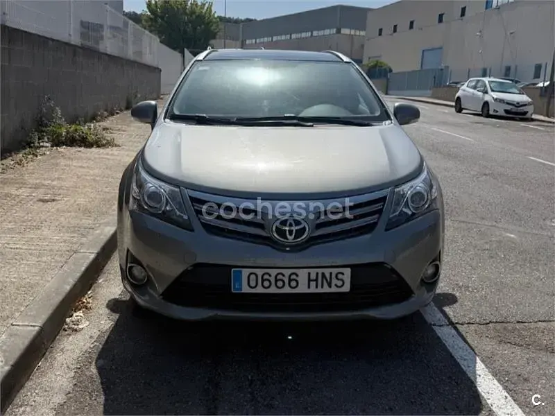 Usado Toyota Avensis Advance 124 CV (91 kW) 2013 Gris / plata Familiar