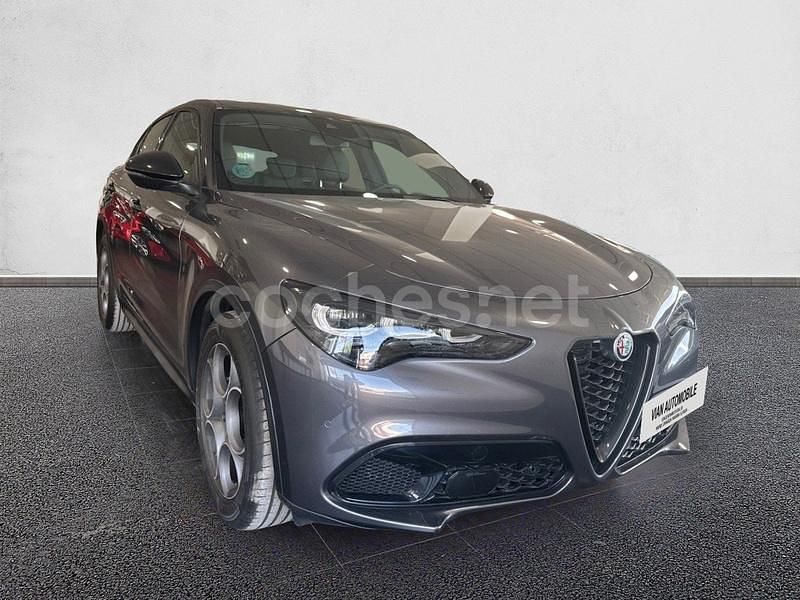 Usado Alfa Romeo Stelvio Sprint 160 CV (117 kW) 2023 Gris / plata SUV