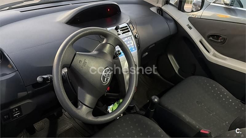 Usado Toyota Yaris 90 CV (66 kW) 2008 Gris / plata Utilitario