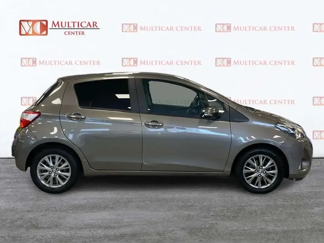 Usado Toyota Yaris Active 69 CV (50 kW) 2018 Gris Berlina