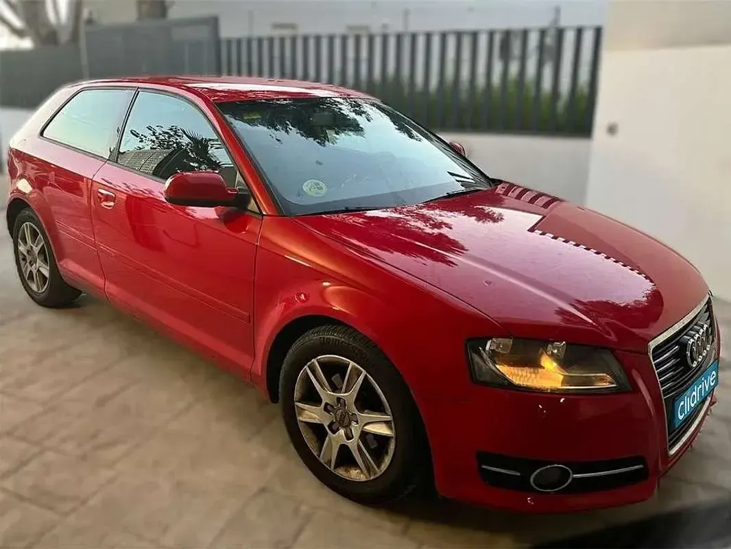 Usado Audi A3 Attraction 105 CV (77 kW) 2011 Rojo Utilitario
