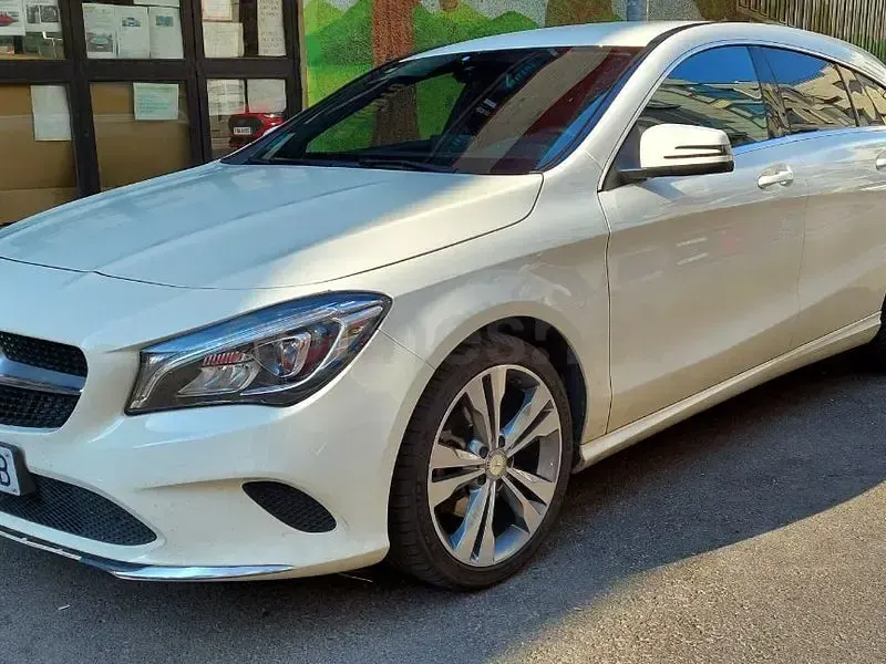 Usado Mercedes CLA220 Shooting Brake Urban 177 CV (130 kW) 2016 Blanco Familiar