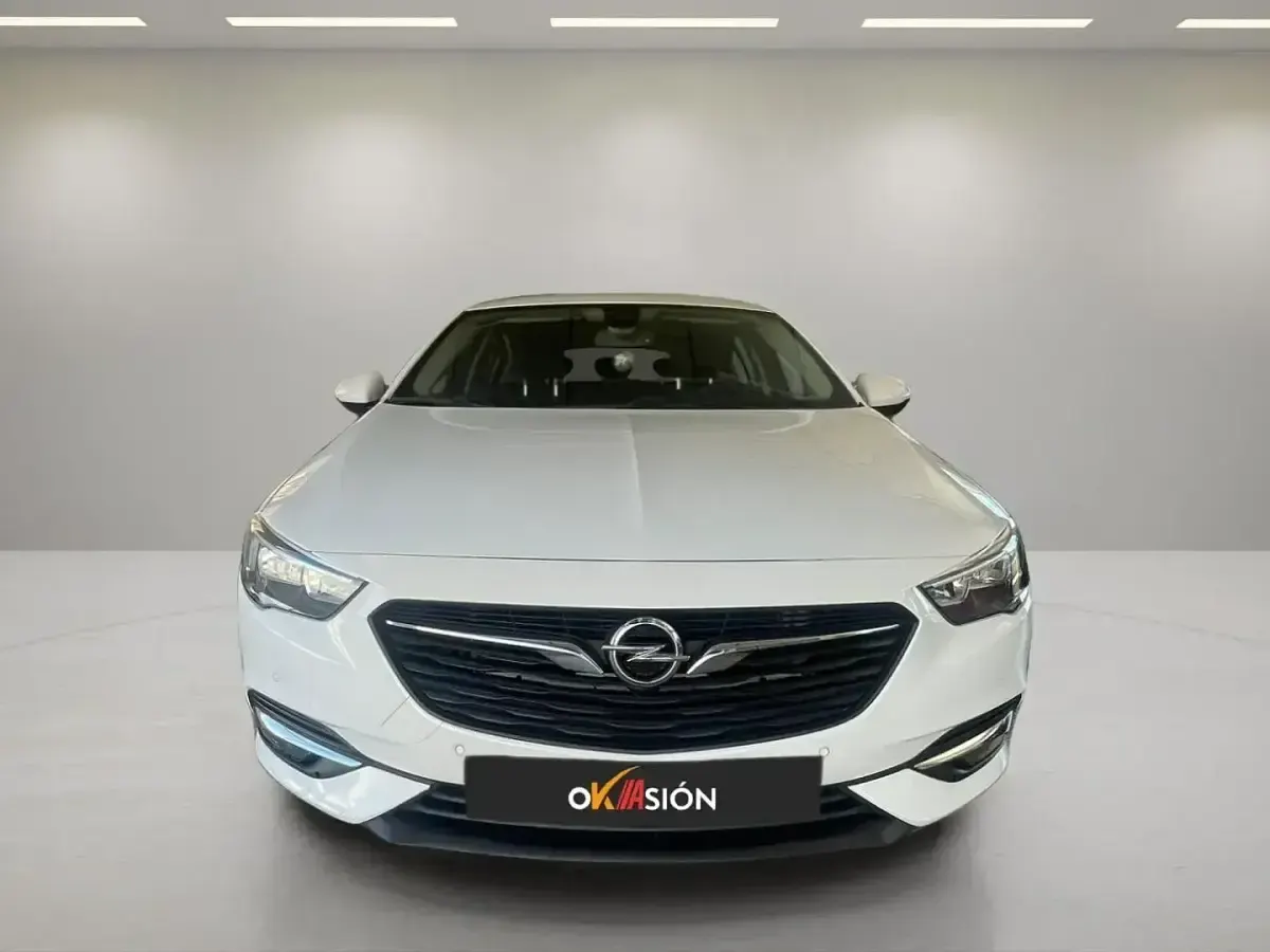 Usado Opel Insignia Selective 136 CV (100 kW) 2019 Blanco