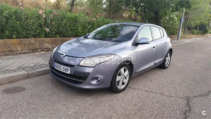 Usado Renault Mégane III Dynamique 105 CV (77 kW) 2009 Gris / plata Berlina