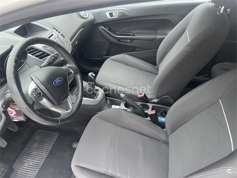 Usado Ford Fiesta Trend 75 CV (55 kW) 2014 Blanco Utilitario