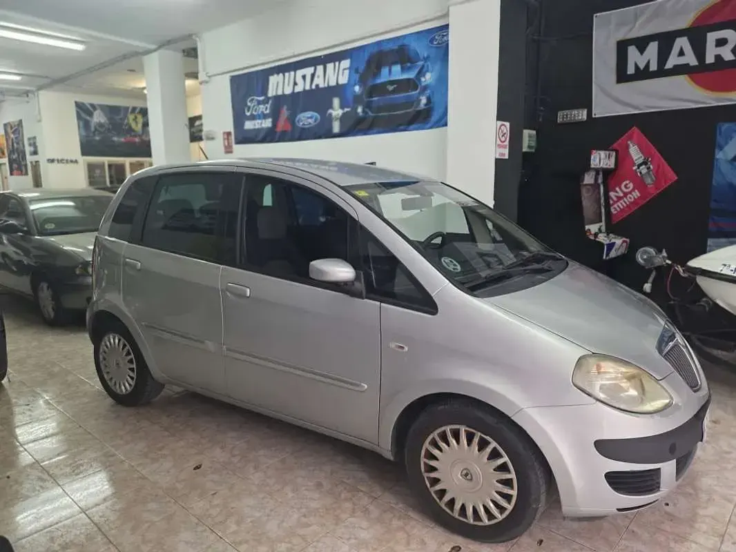 Usado Lancia Musa 95 CV (69 kW) 2006 Gris Monovolumen