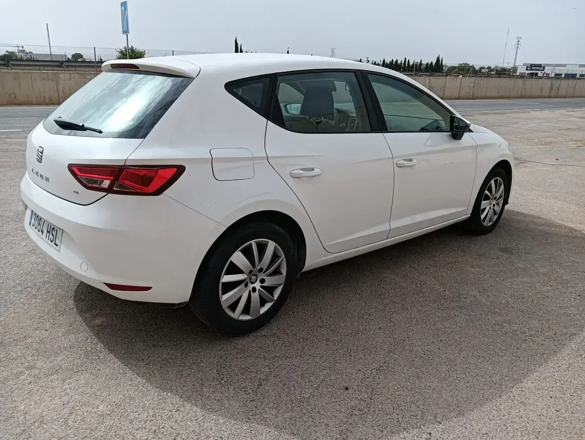 Usado Seat Leon Style 105 CV (77 kW) 2013 Blanco