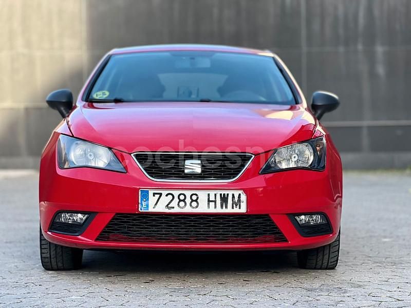 Usado Seat Ibiza Reference 90 CV (66 kW) 2014 Rojo Berlina